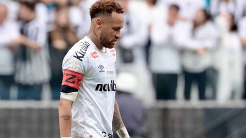 Neymar sentiu nova lesão contra o Coritiba no domingo (17) - Imagem: Reprodução/Marcello Zambrana/AGIF
