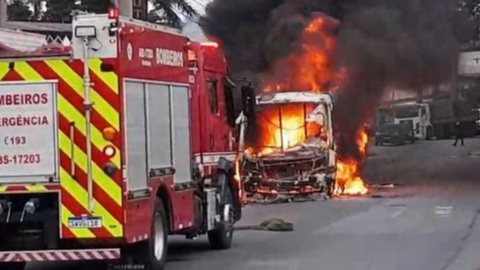 Ônibus pegou fogo na Rua Birigui, em Poá - Imagem: Reprodução/Edson Luiz Espindola/Arquivo pessoal