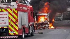 Ônibus pegou fogo na Rua Birigui, em Poá - Imagem: Reprodução/Edson Luiz Espindola/Arquivo pessoal