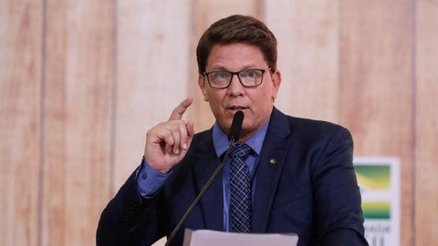 Parlamentar do PL afirma que está em missão oficial e promete prestar esclarecimentos ao retornar ao Brasil - Isac Nóbrega/PR