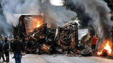 Ônibus e carreta pegam fogo após batida frontal na BR-251 - Imagem: Reprodução/CBMMG