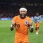 Após lesão, Memphis Depay garante vaga na Copa do Mundo - Imagem: Reprodução/Alex Pantling/Getty Images