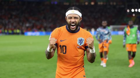 Após lesão, Memphis Depay garante vaga na Copa do Mundo - Imagem: Reprodução/Alex Pantling/Getty Images