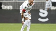 Neymar sofreu lesão na panturrilha contra o Coritiba, pelo Campeonato Brasileiro - Imagem: Reprodução/Sebastião Moreira/Shutterstock