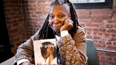 Whoopi Goldberg revela lugar inusitado onde jogou as cinzas da mãe - Imagem: Reprodução / Instagram / @whoopigoldberg