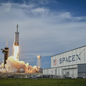 Starship decola da base da SpaceX no Texas durante o 13º voo de teste do maior sistema de foguetes já construído - Imagem: Reprodução