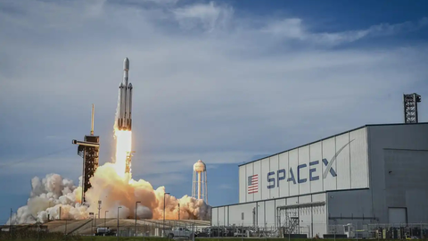 Starship decola da base da SpaceX no Texas durante o 13º voo de teste do maior sistema de foguetes já construído - Imagem: Reprodução
