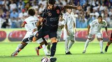 Após linda jogada, Yuri Alberto perde penalti, mas dois minutos depois marca o gol que abriu o placar - Imagem: Reprodução / Folha de São Paulo