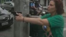 Carla Zambelli foi gravada ameaçando um homem com uma arma no centro de São Paulo, em outubro de 2022 - Imagem: reprodução/Facebook