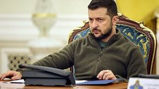 O presidente ucraniano enfatiza que a guerra só pode ser interrompida com ações concretas e apoio internacional efetivo - Foto: Serviço de imprensa presidencial da Ucrânia / AFP