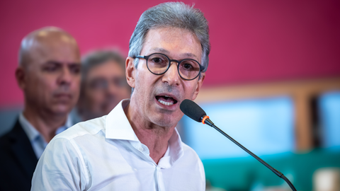 Romeu Zema enfrenta pressão interna no Partido Novo após críticas a Flávio Bolsonaro gerarem atritos com aliados - Imagem: Reprodução