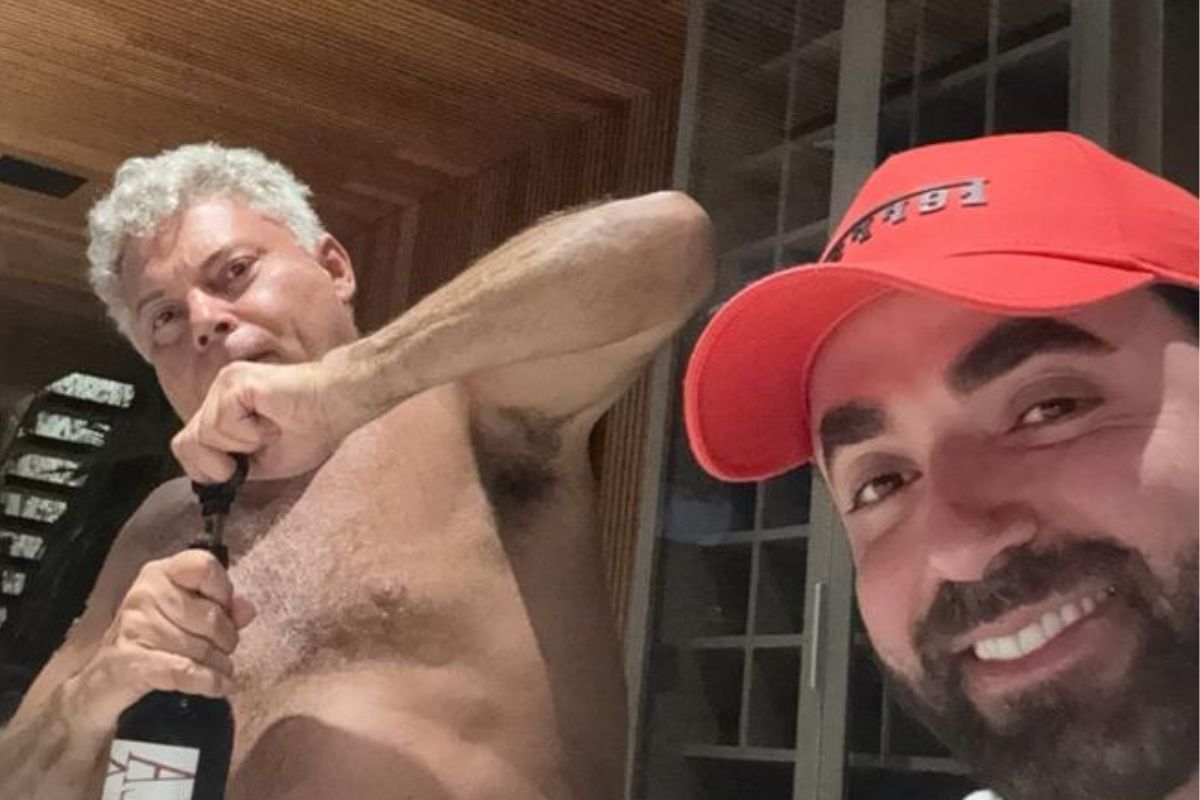 À direita, de boné, Leonardo Vasconcelos, que nega estar dirigindo a Mercedes na hora do acidente. À esquerda, Antônio Galvão, pai do ex-proprietário do carro