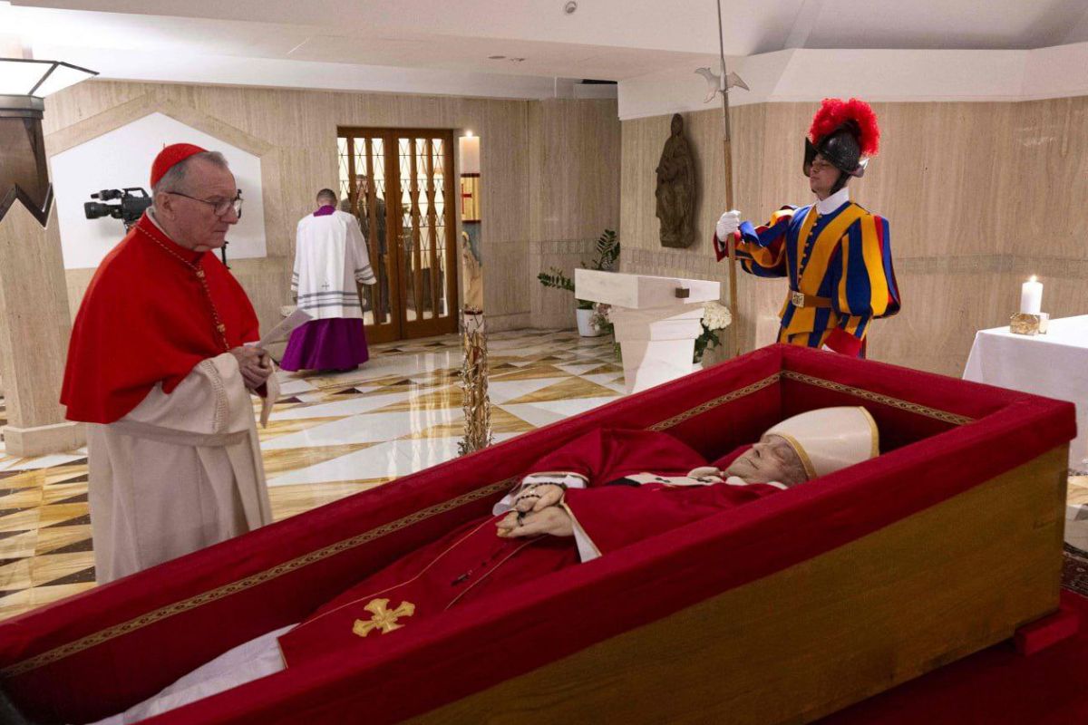 O cardeal Pietro Parolin, secretário de Estado do Vaticano, permanece ao lado do corpo do Papa Francisco, disposto em um caixão aberto, durante o rito de declaração de morte realizado na residência de Santa Marta, no Vaticano, em 21 de abril de 2025 - Imagem: Reprodução / X / @soupalestina