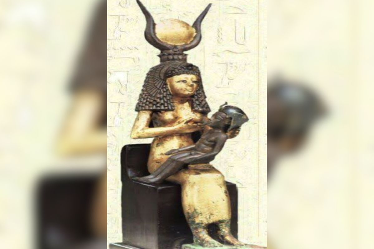 Isis amamentando Hórus | Antes de Maria, já havia Isis. Mãe, deusa, colo eterno - Imagem: Reprodução