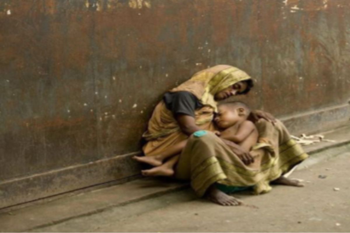 Imagem de mãe e filho nas ruas de Old Delhi | A auréola se partiu, mas o gesto permanece - Imagem: Reprodução