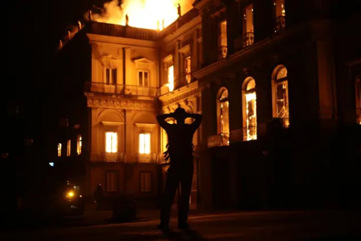 Em meio às chamas, funcionários arriscam a vida para salvar acervo do Museu Nacional — Imagem: Divulgação / AdUFRJ / Fernando Souza