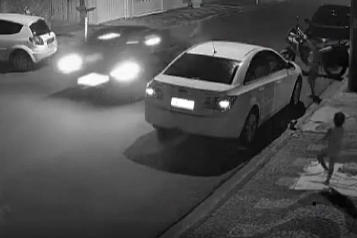 Câmeras de segurança registraram o momento do acidente, e o motorista responsável ainda não foi identificado