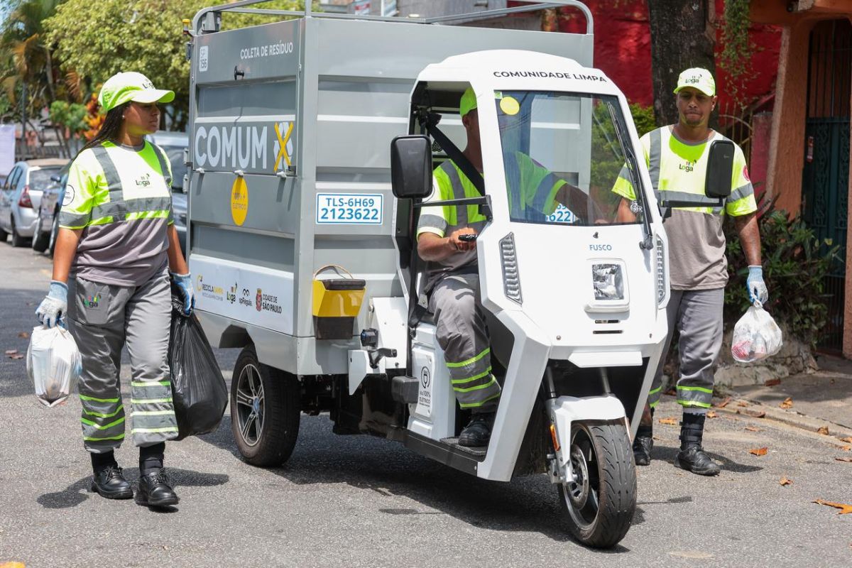 Veículos ecológicos duram até 8h de autonomia e possuem capacidade de 280-500 kg de resíduos.