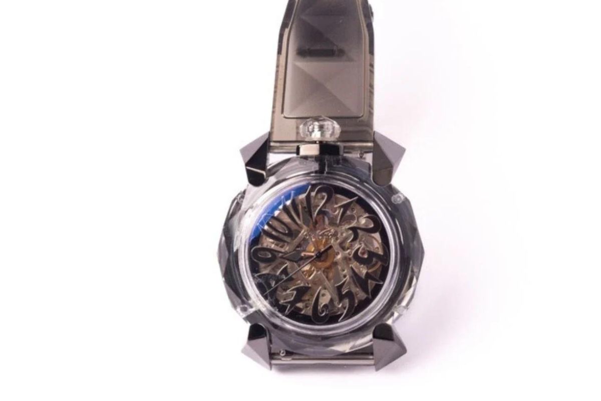 Faustão doa relógios e caneta de luxo para evento beneficente; veja fotos e valores dos itens