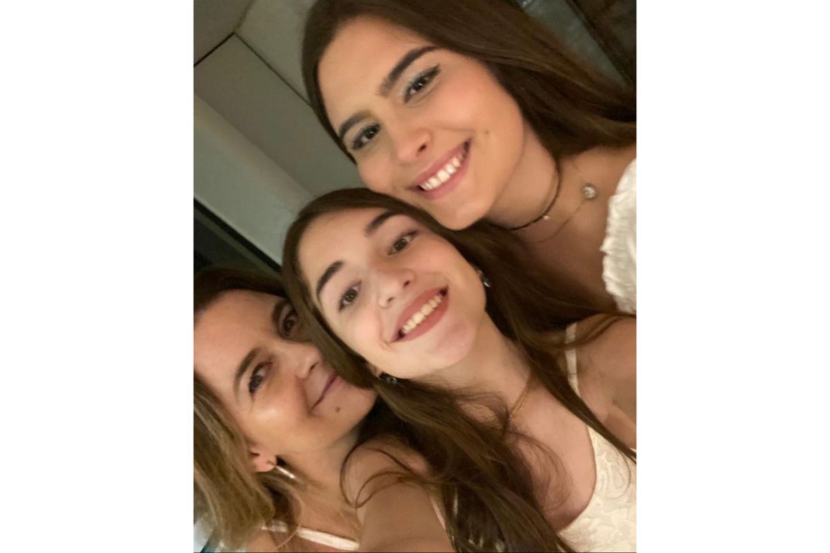 Cláudia Abreu com as filhas Felipa e Maria