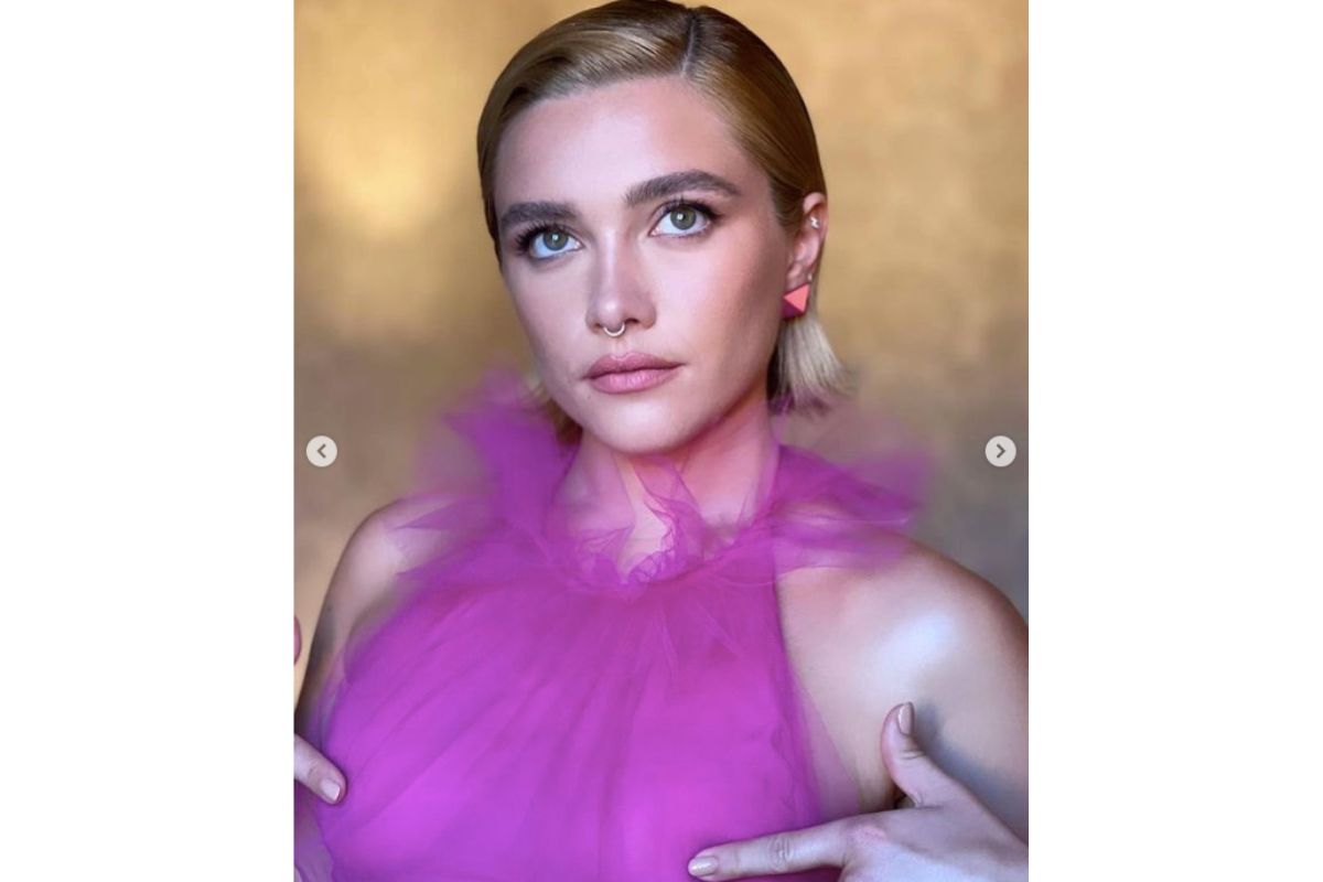Florence Pugh em post do Instagram usando o vestido que sofreu críticas pela transparência 