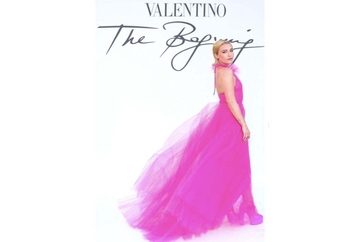 Florence Pugh no desfile da Valentino com vestido de tule rosa