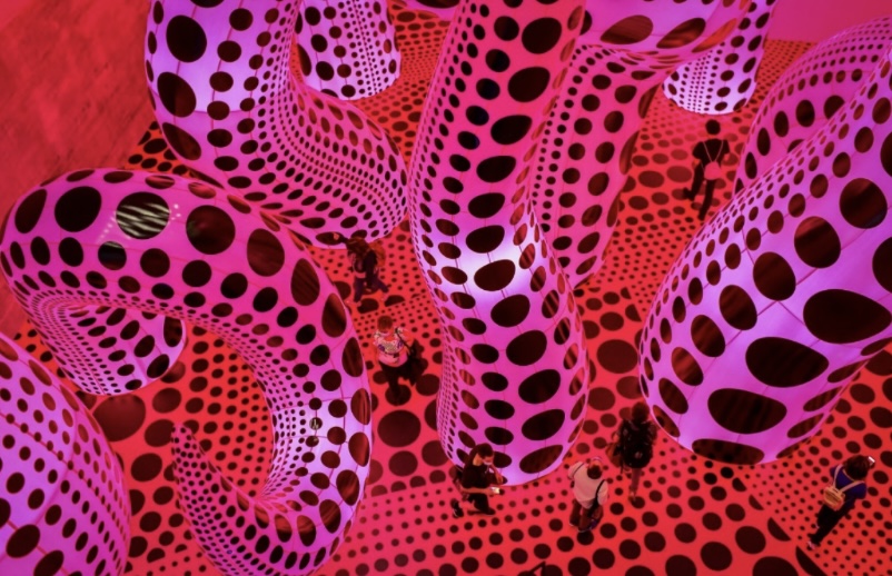 Instalação "Sala de Espelhos Infinitos", de Yayoi Kusama
