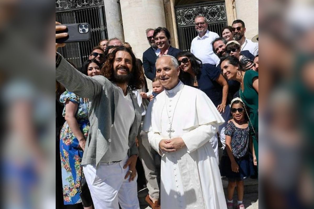 Jesus da série “The Chosen” encontra papa Leão XIV no Vaticano - Imagem: Reprodução / Redes Sociais