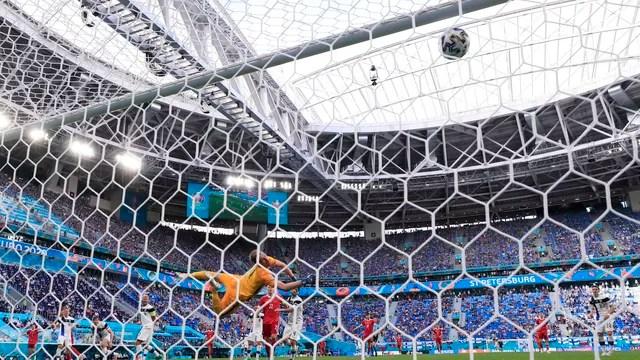 Hradecky pula, mas não alcança chute de Miranchuk, no gol da Rússia contra a Finlândia