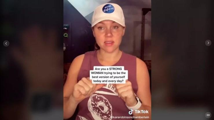 Entre as muitas postagens de Kara nas redes sociais estão mensagens de incentivo para seus seguidores no TikTok — Foto: KARA CHAMBERLAIN TIKTOK