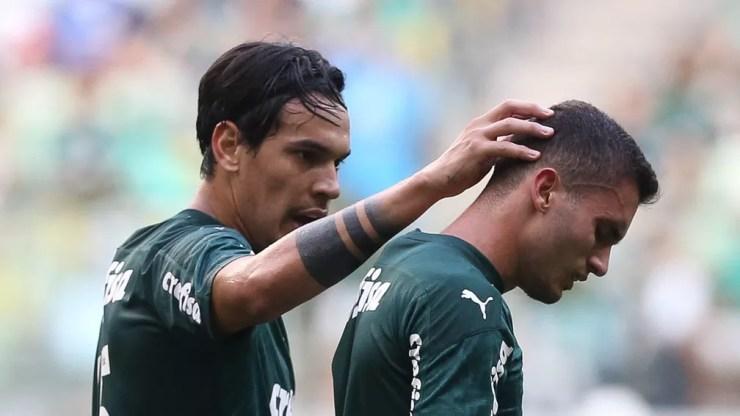 Luan Silva é consolado por Gustavo Gómez após se machucar contra a Ferroviária — Foto: Cesar Greco / Ag Palmeiras