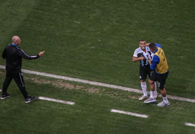 Alisson vibra com gol do Grêmio contra o Cuiabá e é contido por Diego Souza — Foto: Lucas Bubols/ge
