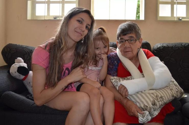 Glaucia com as duas 'filhas': Emilly, de 3 anos, e Cotinha de 65. (Foto: Fabiana Assis/G1)