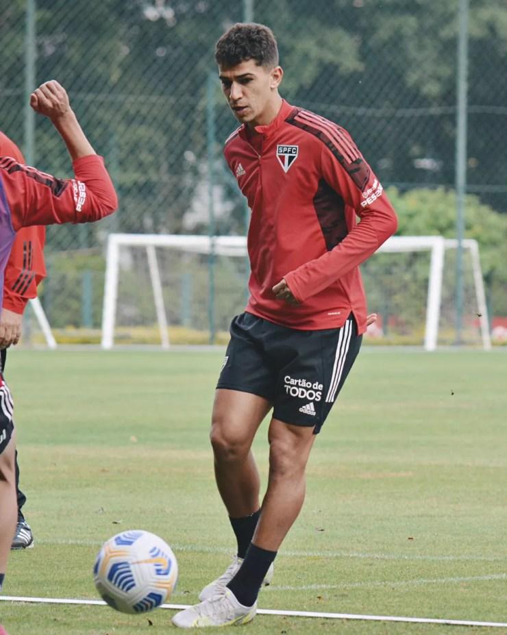 Vitor Bueno em treino do São Paulo — Foto: Erico Leonan / saopaulofc