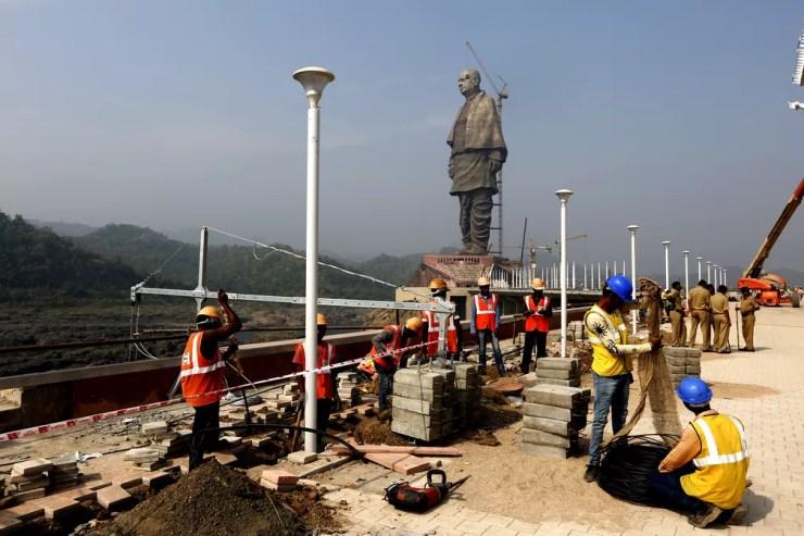 Estátua de Sardar Patel será inaugurada no fim de outubro — Foto: AP/Ajit Solanki