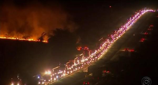 Rodovia Marechal Rondon foi interditada por conta da fumaça do incêndio em Araçatuba (Foto: Reprodução/TV TEM)