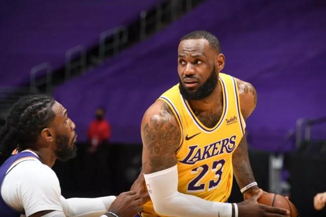 Apesar da derrota para o Phoenix Suns, LeBron James foi destaque do Los Angels Lakers — Foto: Andrew D. Bernstein/NBAE via Getty Images