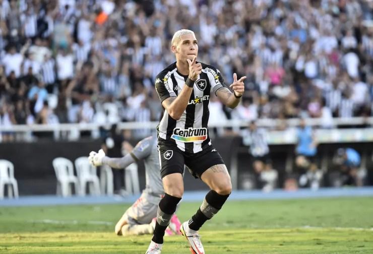 Rafael Navarro comemora gol pelo Botafogo, na Série B — Foto: André Durão/ge