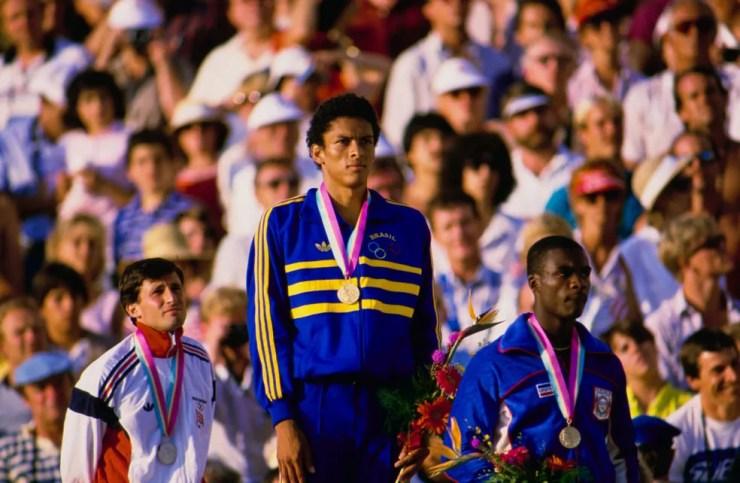 Joaquim Cruz com o ouro nas Olimpíadas de Los Angeles 1984 — Foto:  Trevor Jones/Allsport/Getty Images