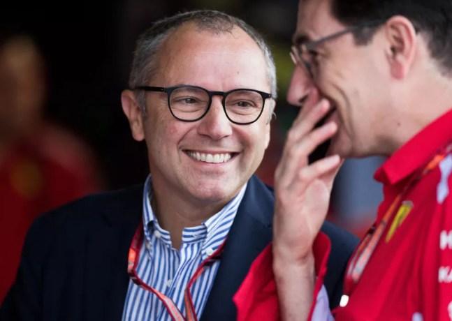 Novo CEO da F1, Stefano Domenicali conversa com o atual chefe da Ferrari, Mattia Binotto — Foto:  Lars Baron/Getty Images