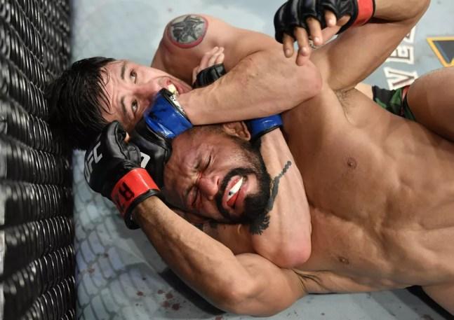Brandon Moreno finaliza Deiveson Figueiredo com um mata-leão no UFC 263 — Foto: Getty Images