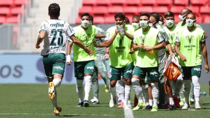 Jogadores do Palmeiras comemoram o gol de Raphael Veiga