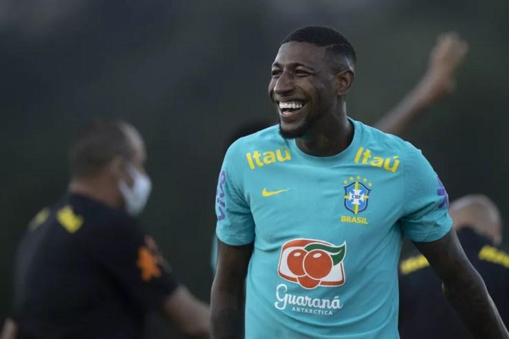 Emerson Royal em treino da seleção brasileira em Teresópolis — Foto: Lucas Figueiredo/CBF