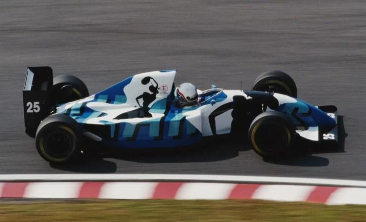 Martin Brundle com a Ligier "Art Car" usada por ele nos GPs do Japão e da Austrália de 1993 — Foto: Pascal Rondeau/Getty Images