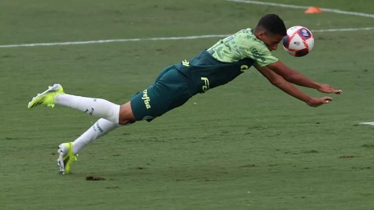 Giovani, atacante do Palmeiras, durante treino na Academia — Foto: Cesar Greco / Ag. Palmeiras