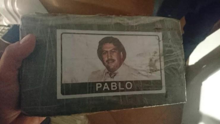 Tabletes de cocaína apreendidos foram levados para uma delegacia de Bauru (Foto: Denarc/Divulgação)