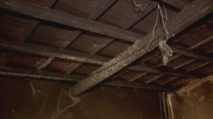Chamas também atingiram parte da casa da vítima (Foto: Reprodução/TV TEM)