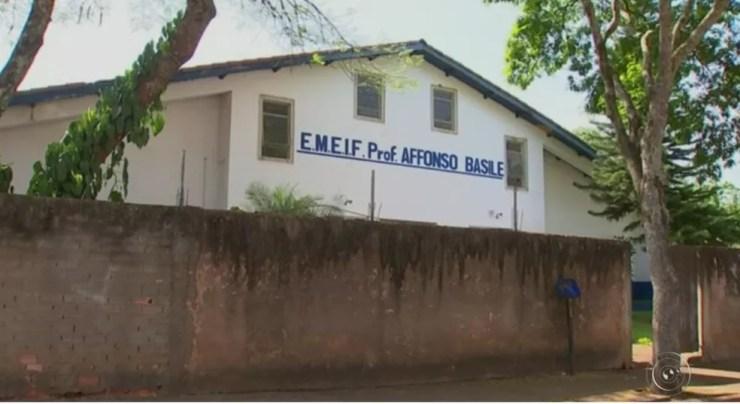 Homem com faca entrou em EMEIF Professor Affonso Basile em Angatuba (Foto: Reprodução/TV TEM)