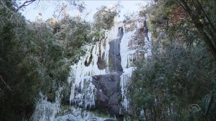 Cachoeira congelou na Serra catarinense (Foto: Reprodução/RBS TV)