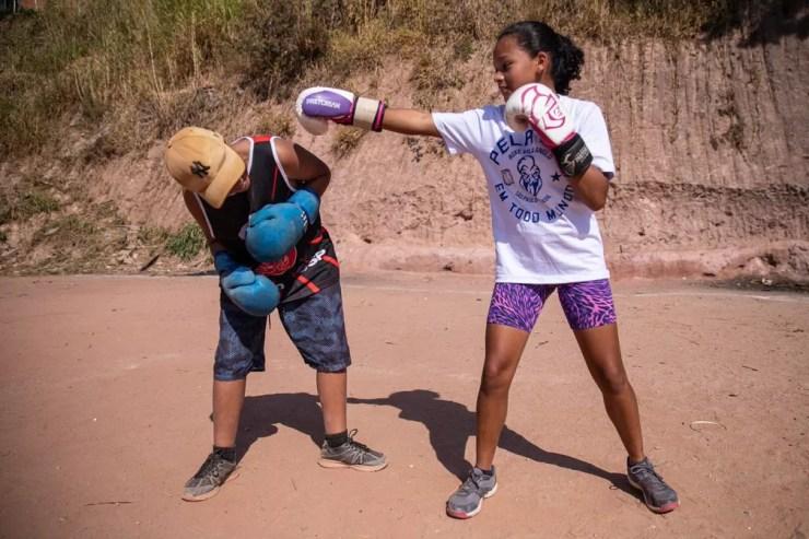 Mariângela, de 13 anos, se apaixonou pelo boxe e sonha em competir profissionalmente — Foto: Fabio Tito/G1